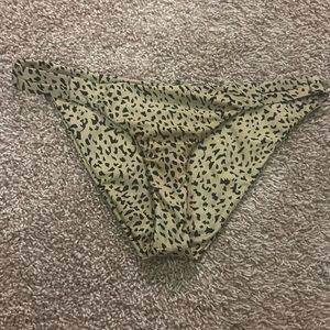 Volcom Size Large Bottoms in Cheetah Print
